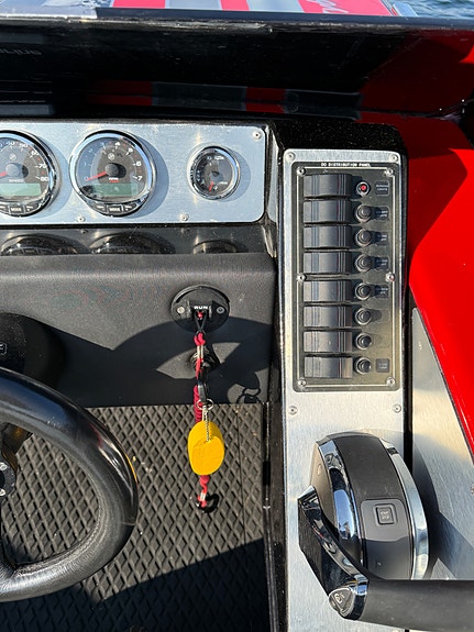Vantage 24 bygd om til 27 med innenbords, av Predator Po werboats 11 of 23