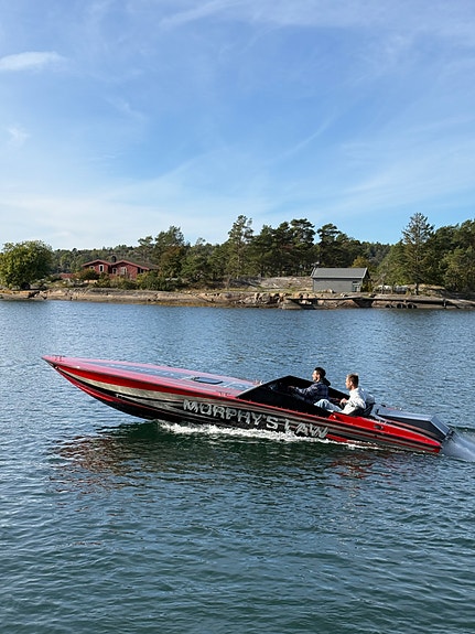 Vantage 24 bygd om til 27 med innenbords, av Predator Po werboats 22 of 23