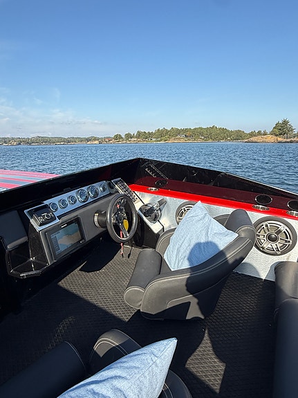 Vantage 24 bygd om til 27 med innenbords, av Predator Po werboats 14 of 23