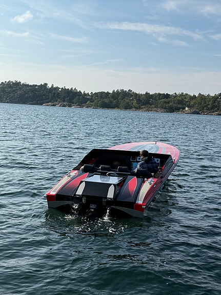 Vantage 24 bygd om til 27 med innenbords, av Predator Po werboats 6 of 23