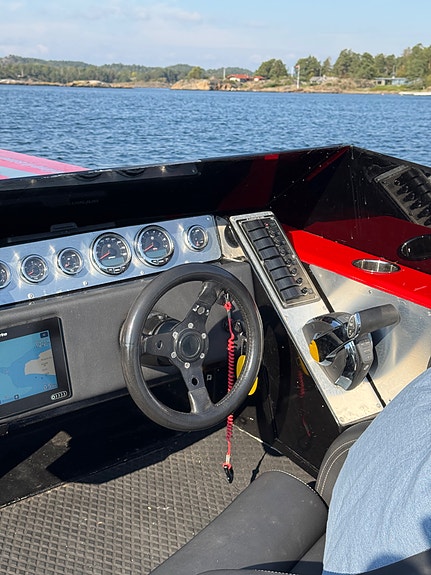Vantage 24 bygd om til 27 med innenbords, av Predator Po werboats 13 of 23