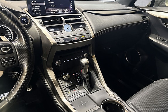 Lexus NX300h 12 of 25