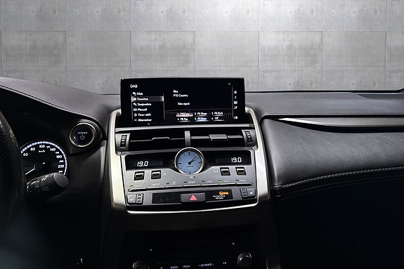 Lexus NX300h 13 of 25