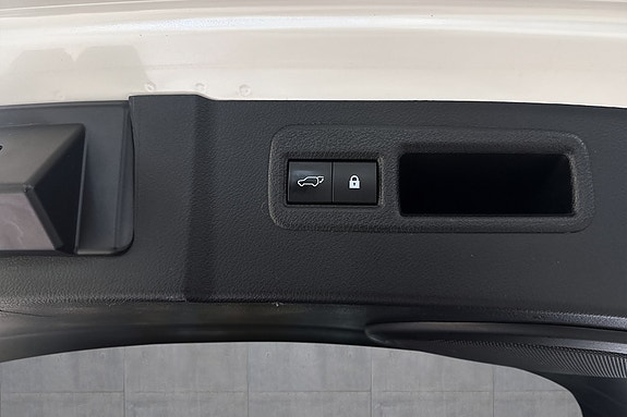 Lexus NX300h 24 of 25