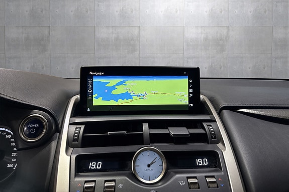 Lexus NX300h 15 of 25