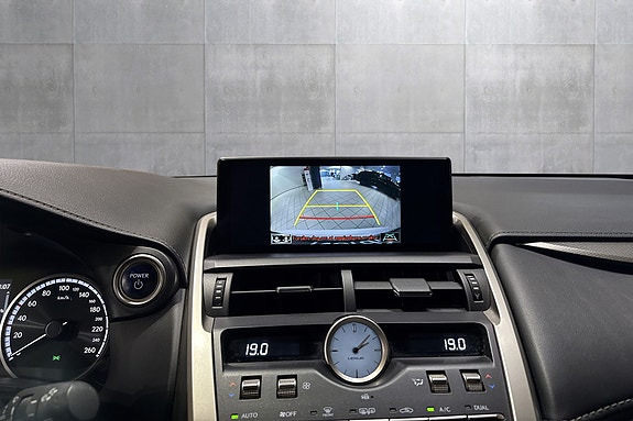 Lexus NX300h 14 of 25