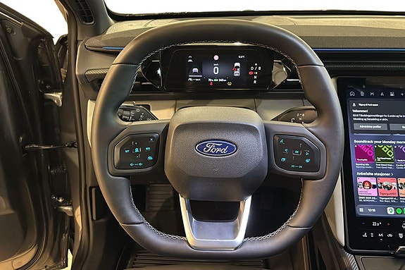 Ford Explorer 12 of 26
