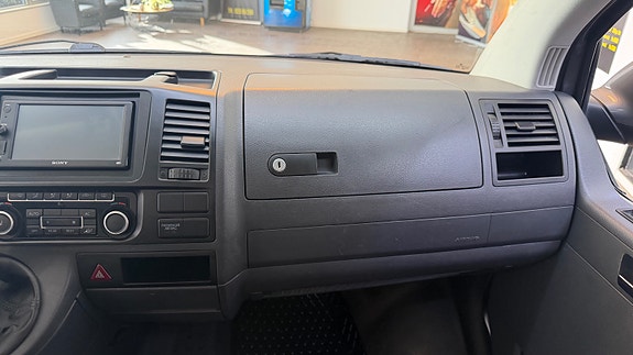 Volkswagen Caravelle 24 of 30
