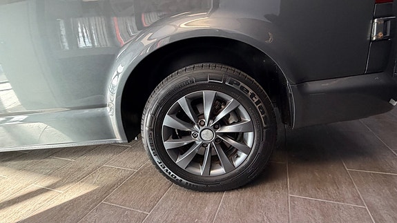 Volkswagen Caravelle 6 of 30