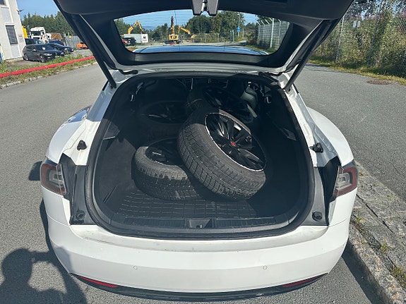 Tesla Model S 16 of 21