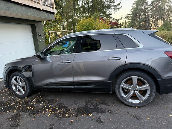 Audi e-tron 4 of 18