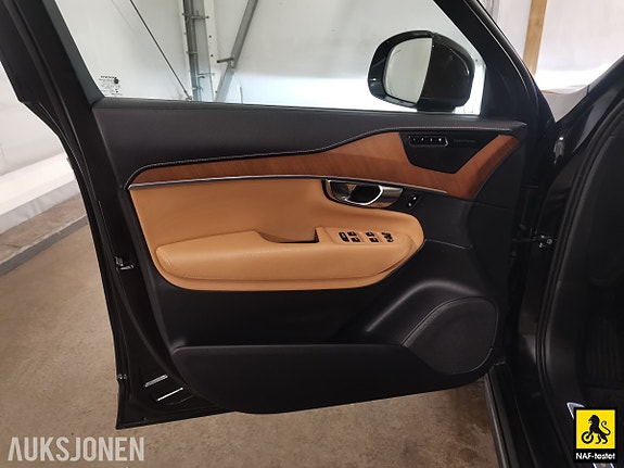Volvo XC90 11 of 30