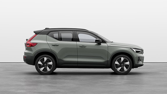 Volvo XC40 2 of 27