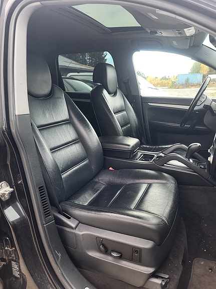 Porsche Cayenne S 10 of 19