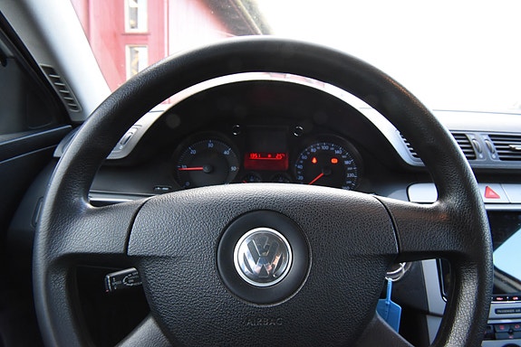 Volkswagen Passat 18 of 30
