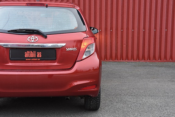 Toyota Yaris 8 of 28