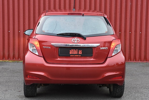 Toyota Yaris 7 of 28