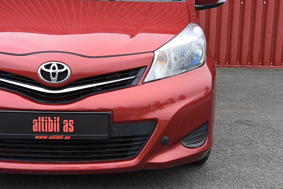 Toyota Yaris 4 of 28