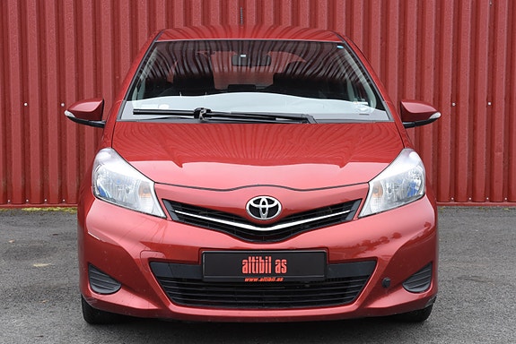 Toyota Yaris 3 of 28