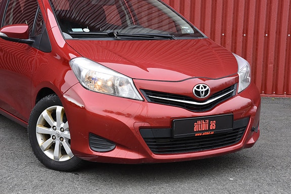 Toyota Yaris 2 of 28