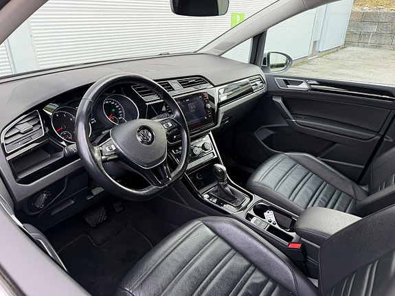 Volkswagen Touran 5 of 30