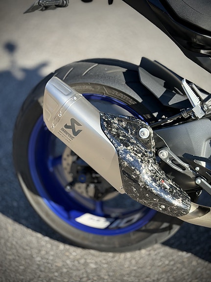 Yamaha MT-10 2 of 10