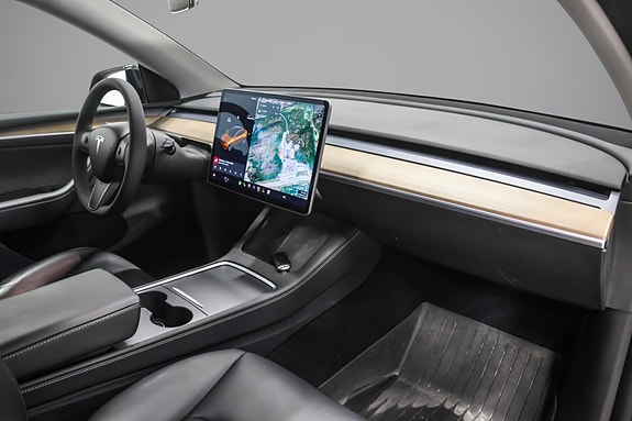 Tesla Model Y 18 of 24