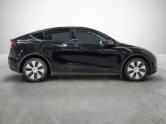 Tesla Model Y 7 of 24