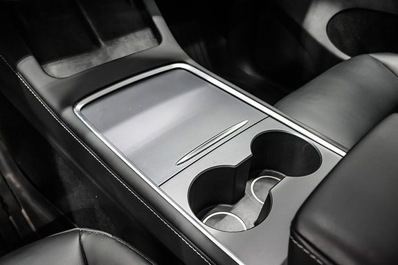 Tesla Model Y 16 of 24