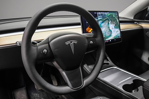 Tesla Model Y 14 of 24