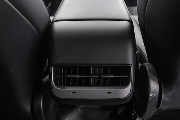 Tesla Model Y 20 of 24
