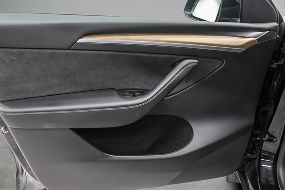 Tesla Model Y 10 of 24