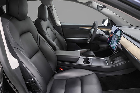 Tesla Model Y 17 of 24