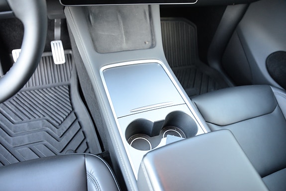 Tesla Model Y 23 of 30