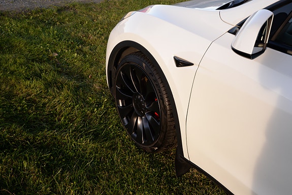 Tesla Model Y 7 of 30