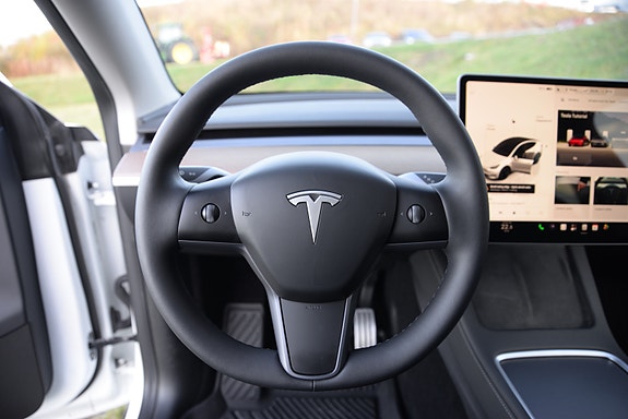 Tesla Model Y 21 of 30