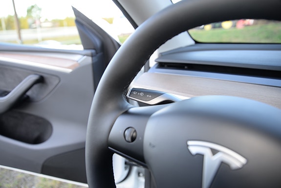 Tesla Model Y 22 of 30