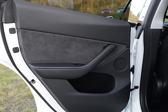 Tesla Model Y 28 of 30