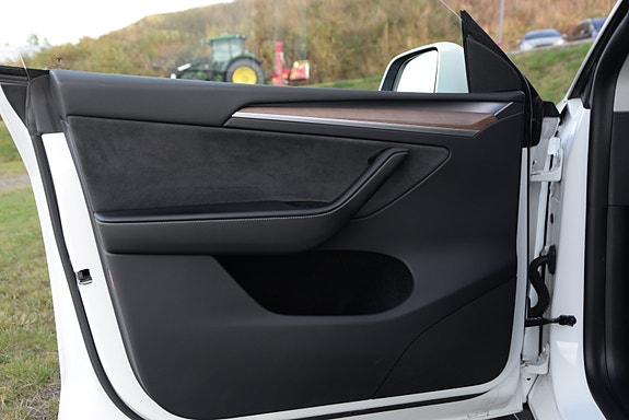 Tesla Model Y 24 of 30