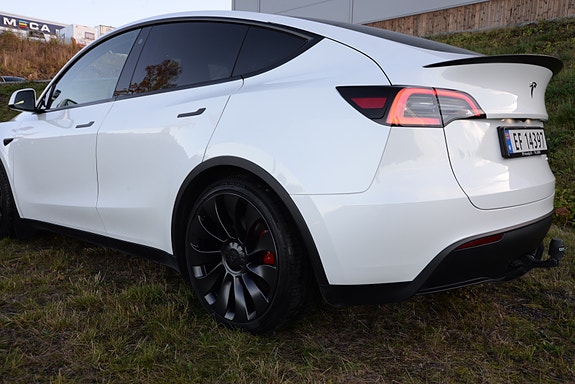 Tesla Model Y 10 of 30