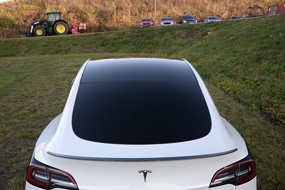Tesla Model Y 14 of 30