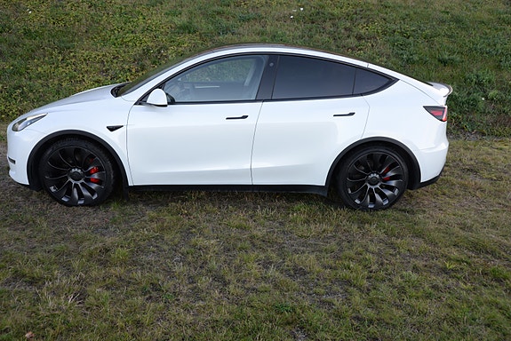 Tesla Model Y 9 of 30