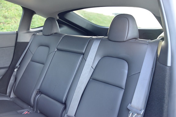 Tesla Model Y 26 of 30