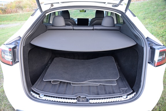 Tesla Model Y 29 of 30