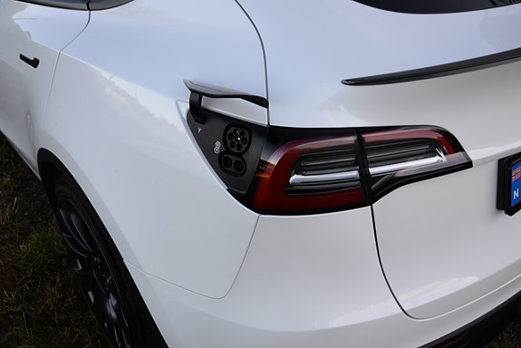 Tesla Model Y 12 of 30