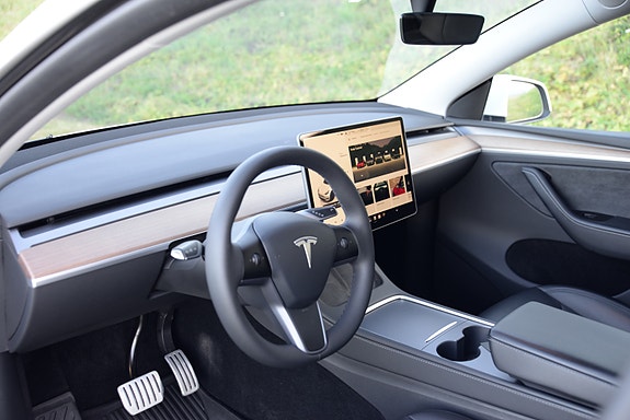 Tesla Model Y 19 of 30