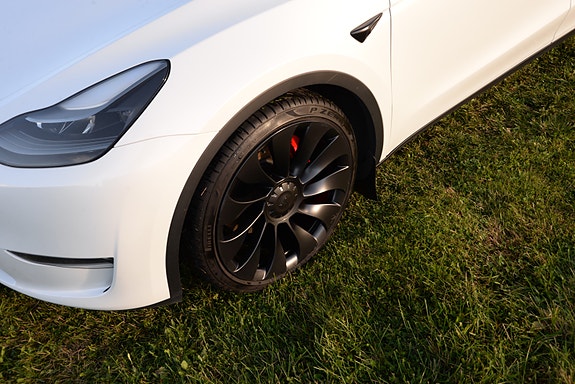 Tesla Model Y 5 of 30