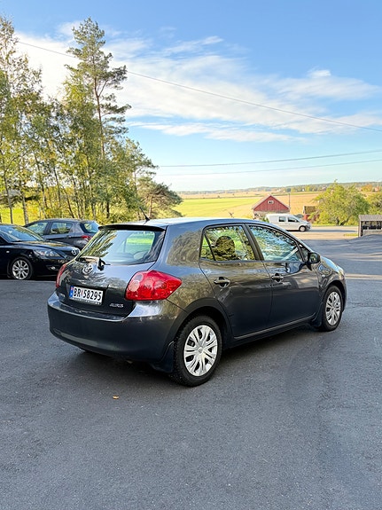 Toyota Auris 8 of 30