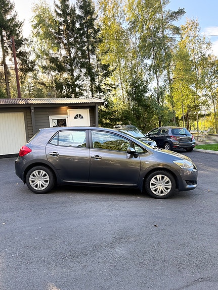 Toyota Auris 7 of 30