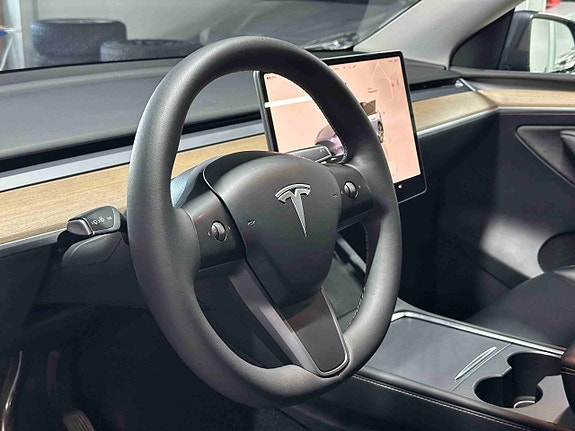 Tesla Model Y 7 of 20